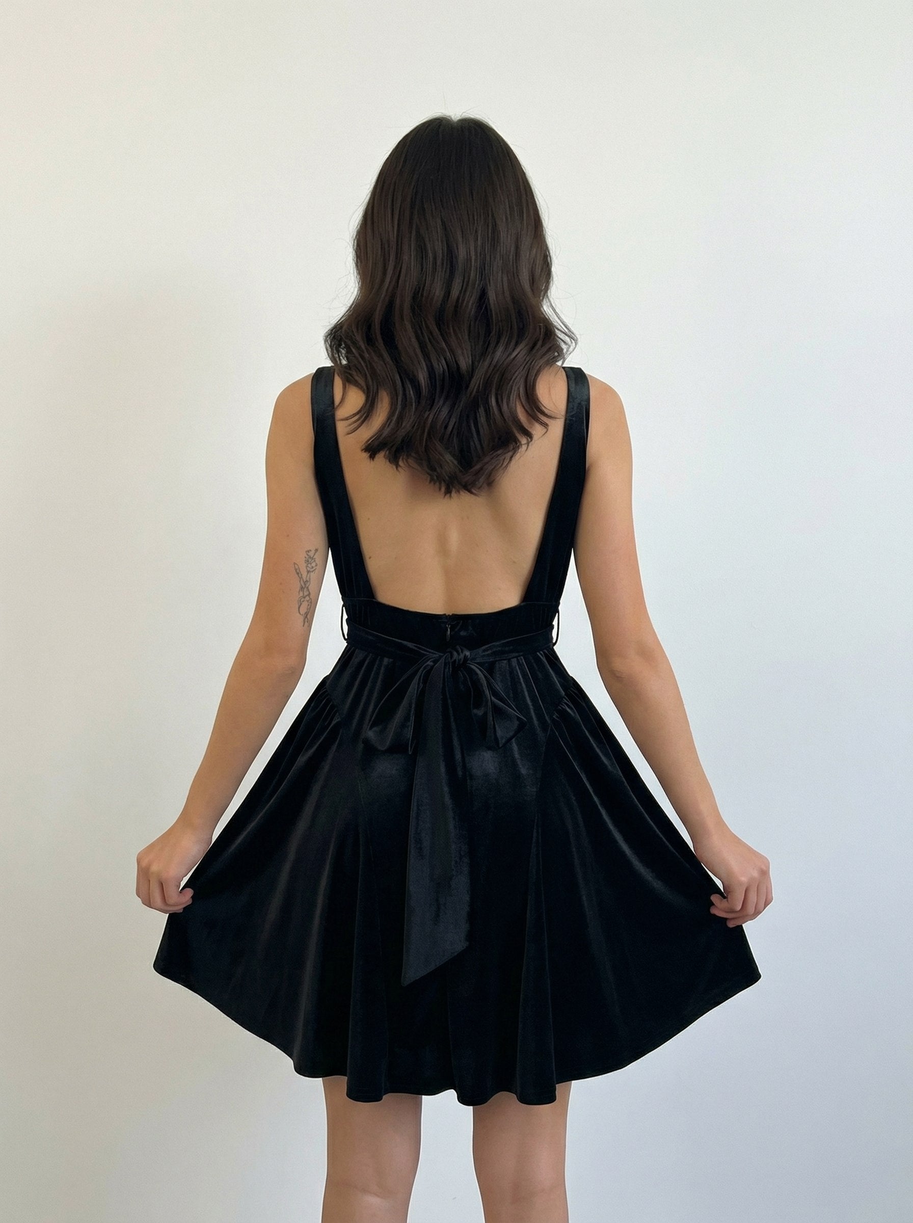 Abito corto in velluto nero con coppe interne – Taglia unica